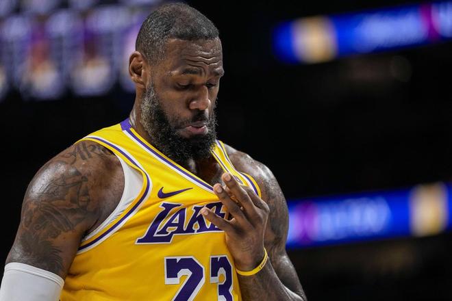 詹姆斯延续21年的传奇纪录告急!65场出战门槛成最大阻碍