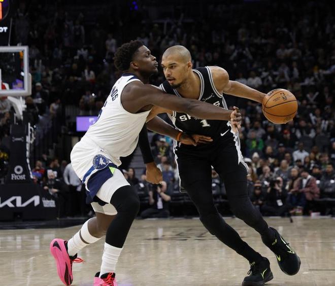 傷害有點大？美媒曬圖調侃：文班跪著都和愛德華茲差不多高