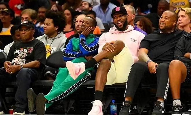 連續發表爭議性言論，小里卷入其中，你快停下吧，別給老詹招黑了