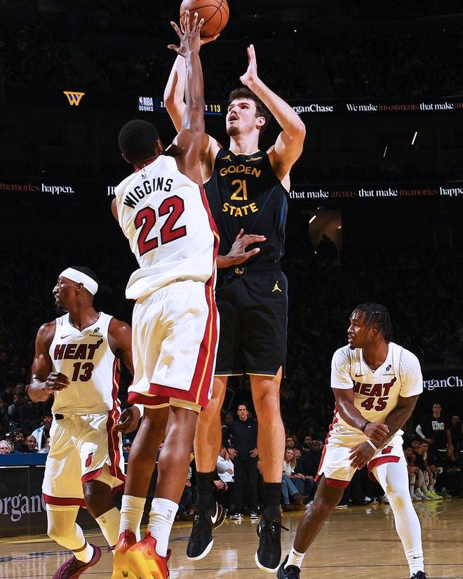 庫里19+11+5記3分，勇士迎4連勝創神跡！巴特勒傷退，威金斯18分