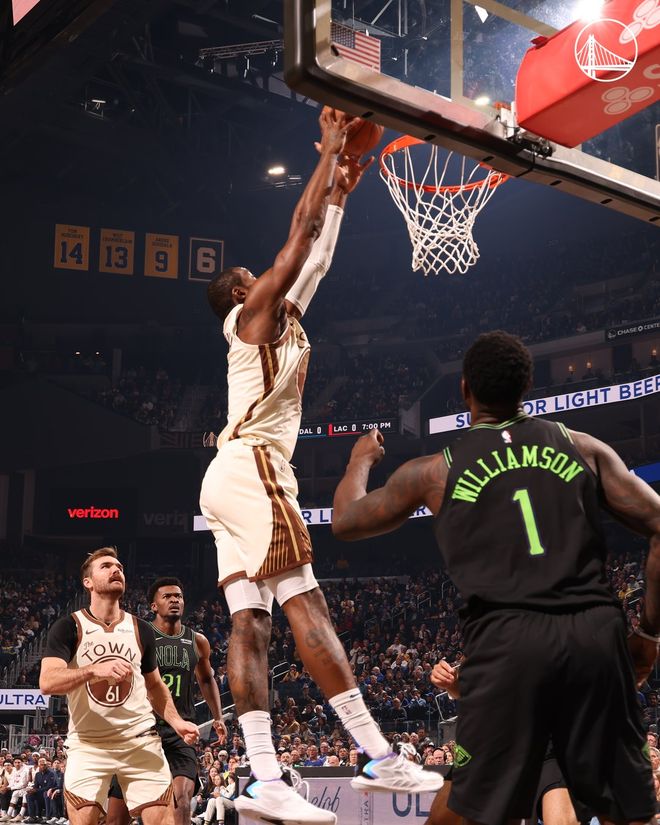 无库里巴特勒24+8+10勇士艰难拿下鹈鹕,替补奇兵小佩顿19+11