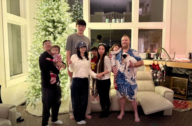 杨瀚森与女友再同框!去华人家中做客 12月初或再赴发展联盟练级