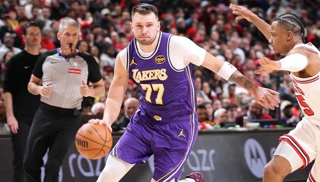 看了東契奇爆砍46+7+11，你該明白：庫里有多了不起！