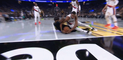 强度拉满，勇拓之战小佩顿首节被压腿也离场，随后返回了比赛...