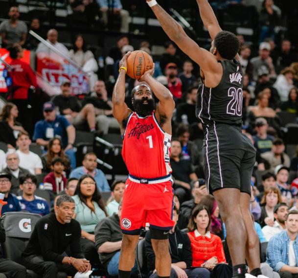 18戰15勝繼續北伐！哈登19+6+8小卡28分，快船37分血洗籃網