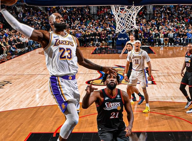 年薪5520万，从MVP快速下滑，折磨自己也折磨球队，或许该退役了...