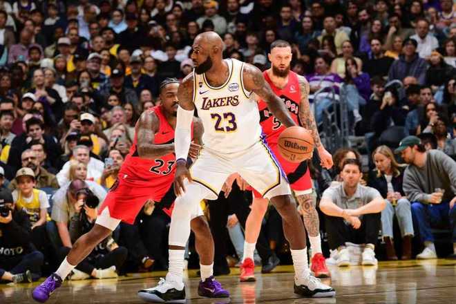 東詹49分率湖人大勝：詹皇破51000分 艾頓10中10成隊史首人