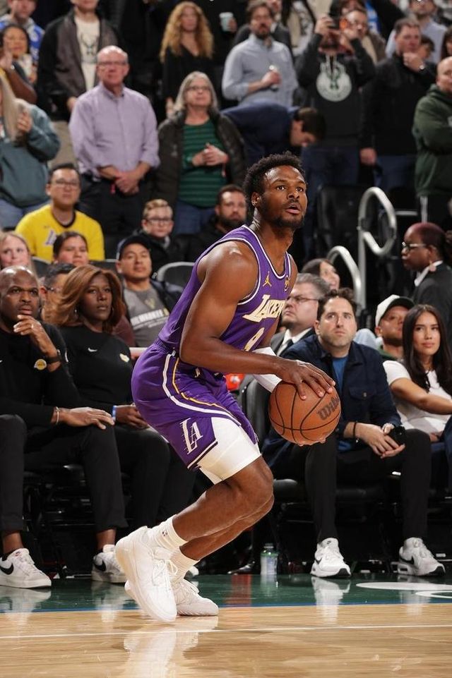 湖人大勝雄鹿詹姆斯父子很尷尬:布朗尼首發(fā)爆砍0分,楊瀚森笑了