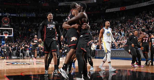 埃奇库姆0.9秒补篮准绝杀马克西35分 76人1分险胜勇士