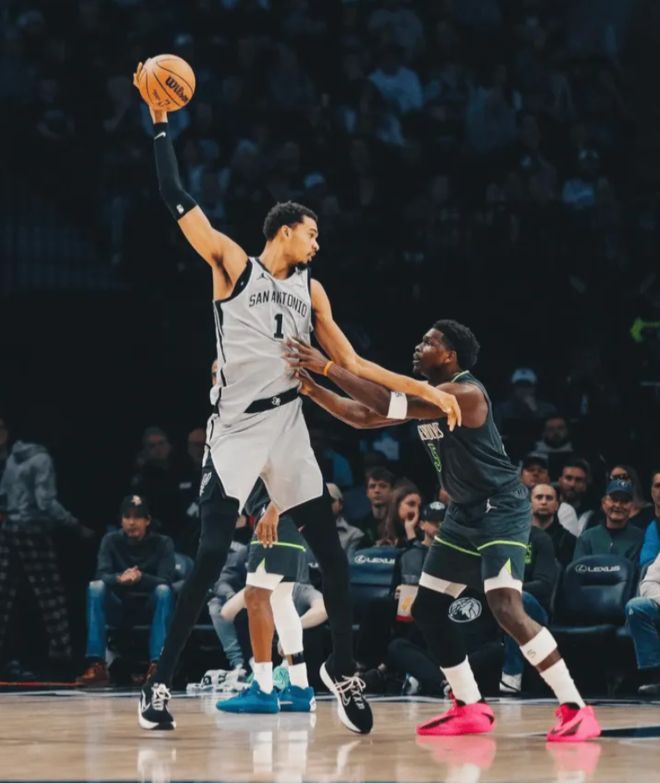 狀元大戰！馬刺拒25分逆轉復仇森林狼，文班轟39+9，華茲空砍55分