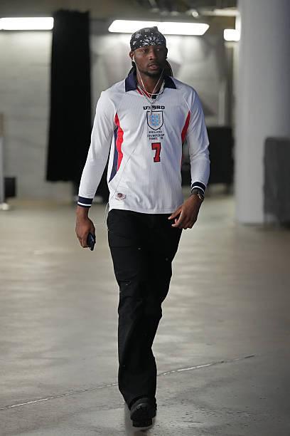 這球衣帥，庫明加賽前身著貝克漢姆英格蘭球衣進入球館