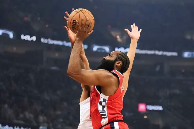 小卡复出无碍快船惨败骑士，12战10负，泰伦卢的球队两短板太明显