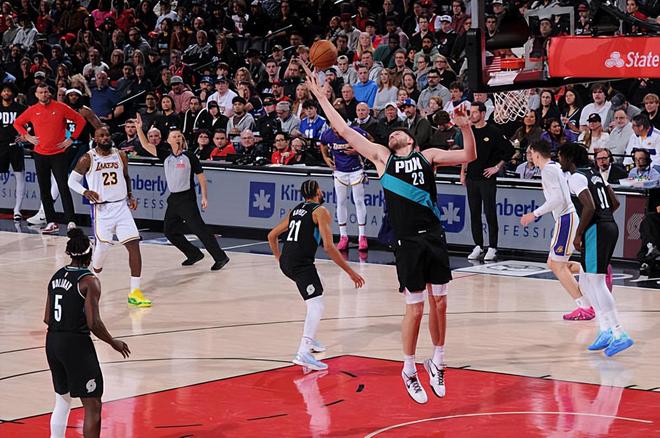 手感不佳又如何！開拓者內(nèi)線新星還是輕松打爆了湖人的內(nèi)線？