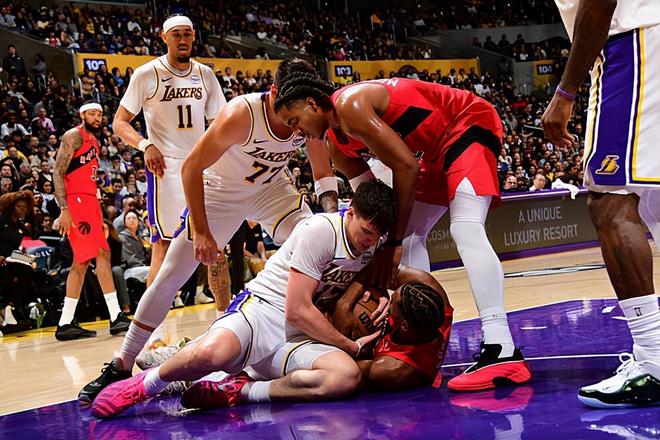 狀態猶如過山車一般起伏不定，湖人是不是應該將他踢出先發陣容？