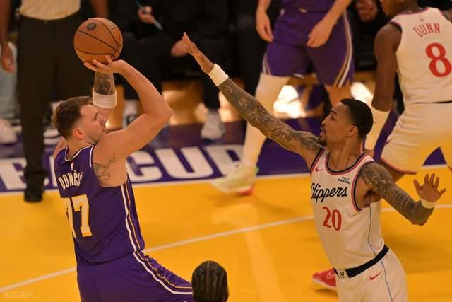 对飙战!快船飙10三分仍落后:哈登16+5复苏,东契奇爆砍32分