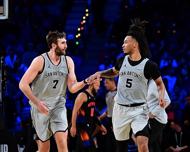 可惜了！状态保持的马刺内线大将未能在关键时刻得到球队的信任？...