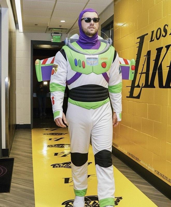 东契奇今日NBA杯迎来复出,赛前装扮成巴斯光年入场