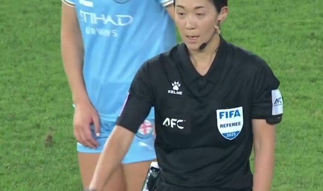 女足亚冠决赛巨大争议！加时赛漏判点球，禁区手球被无视3人不满