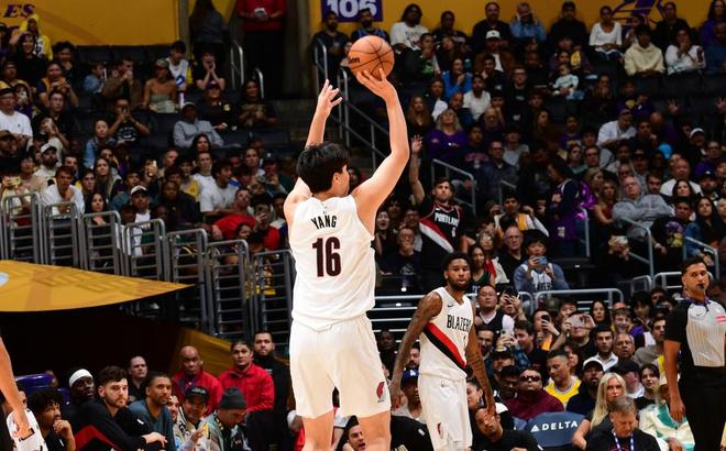 错失良机！杨瀚森再受打击，残阵湖人完败开拓者，里夫斯再砍41分