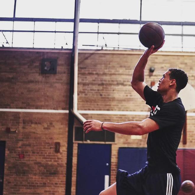 帶著母親遺愿戰(zhàn)斗12年，交易添頭成了隊(duì)魂