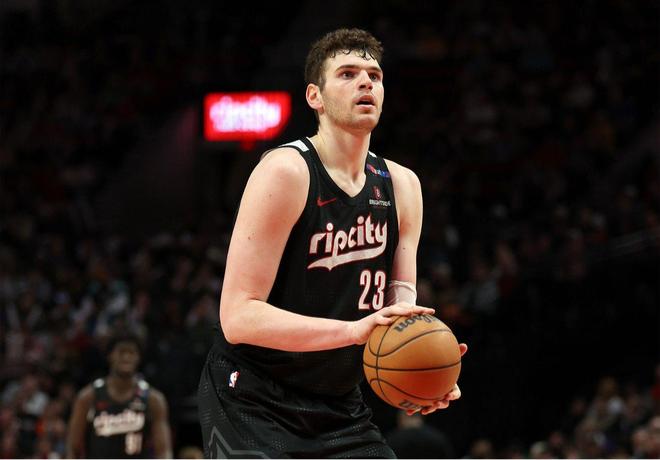 愿无大碍！记者：克林根好像扭伤了自己的脚踝，走路一瘸一拐