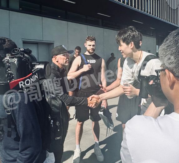 杨瀚森Pro Day试训：与基德握手 湖勇总经理+浓眉等到场考察