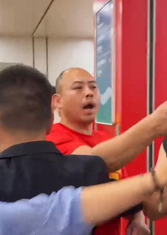 媒体人：掌掴首钢工作人员&袭击女记者的红衣光头男子被拘留8天