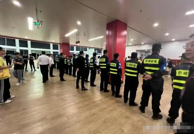 处罚来了！光头格斗男拘留8天，孙铭徽一脚3万，老板停赛2场罚5万