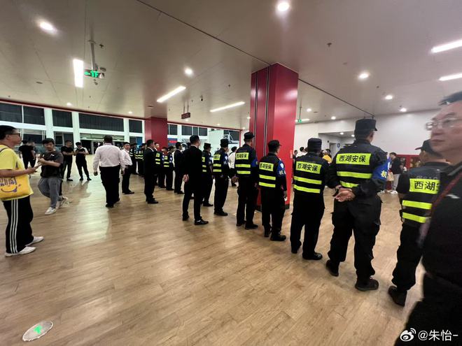 严阵以待！媒体人：下午一点多总决赛G6安保上岗 人数超过此前