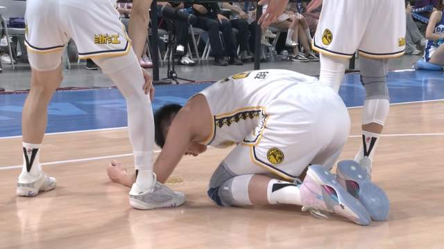 大崩盘！北京首钢被轰16-2陷被动：周琦14分苦撑，胡金秋虚惊一场