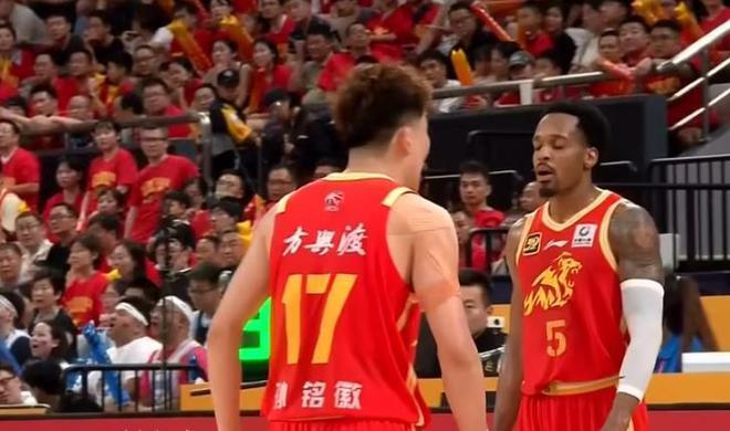 孙铭徽的“冠军”球鞋，首钢的“亚军”海报；CBA就是个草台班子