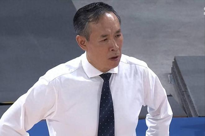 北京男篮丢冠风波发酵，球迷高喊许利民下课，陈盈骏拉胯遭声讨