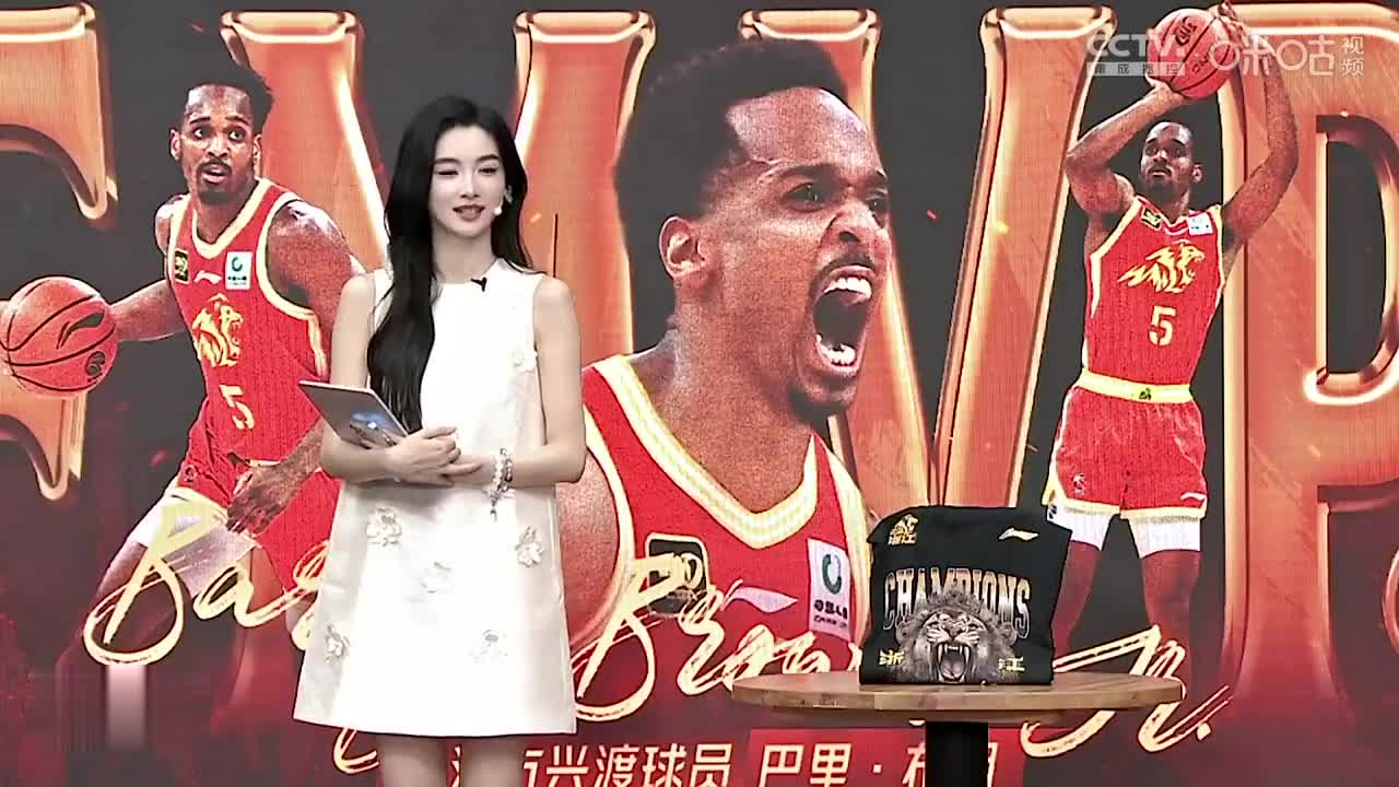 女主播主动表示要向郭艾伦学习球技，郭艾伦：你可学不了