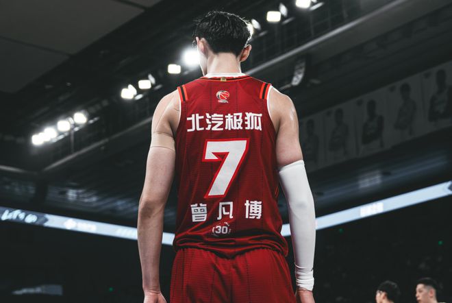 记者：曾凡博与北京男篮合同到期，今夏将全力冲击NBA