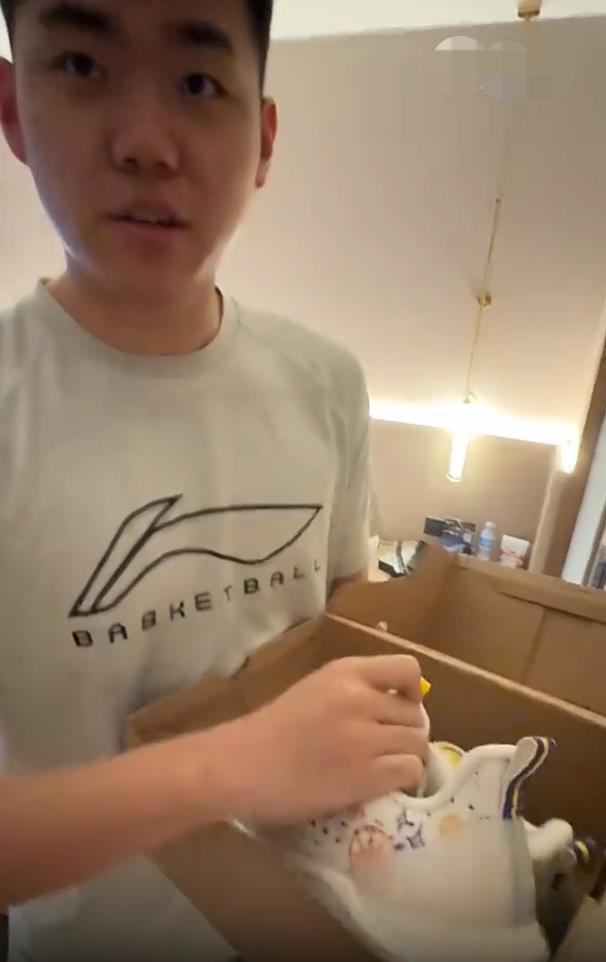 好兄弟！辽篮内线新星送鞋给队友 球迷盼望他俩接班大韩二哥
