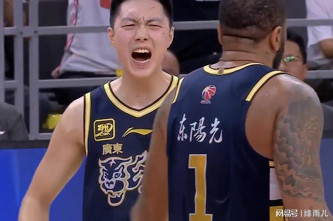 加盟廣東隊成首選？男籃頂級鋒線“轉(zhuǎn)型”成功，曾被朱芳雨招募！