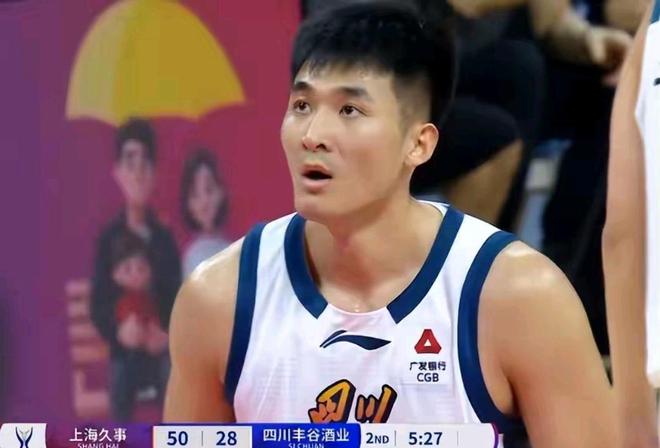 王哲林17分 CBA俱乐部杯上海男篮111-72战胜四川 杜智博23分