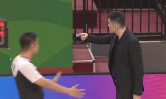 杨鸣不满判罚：吹这么偏，这球在篮板后面你们裁判救他一命？