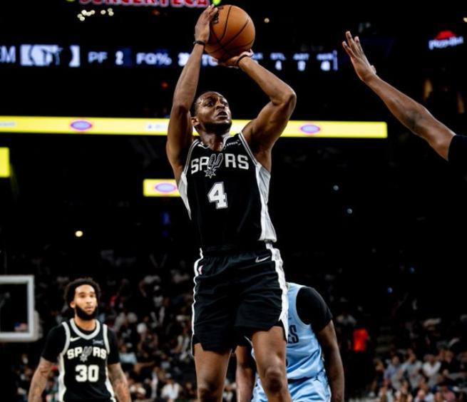 勇士旧将库里附体飙7记三分，福克斯打铁29+4+4+3，马刺双杀灰熊