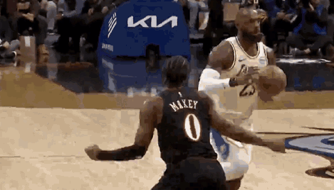 一图流|41岁还能飞！老詹滑翔劈扣恩比德！