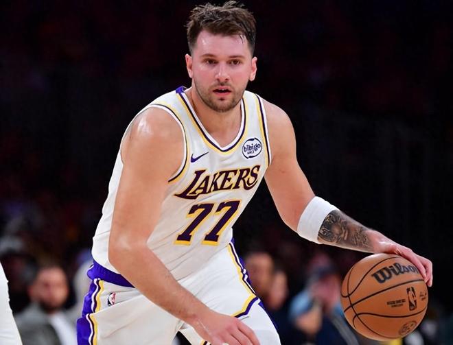 重返巅峰，詹姆斯带领湖人终结对76人7连败，里夫斯和恩比德对冲