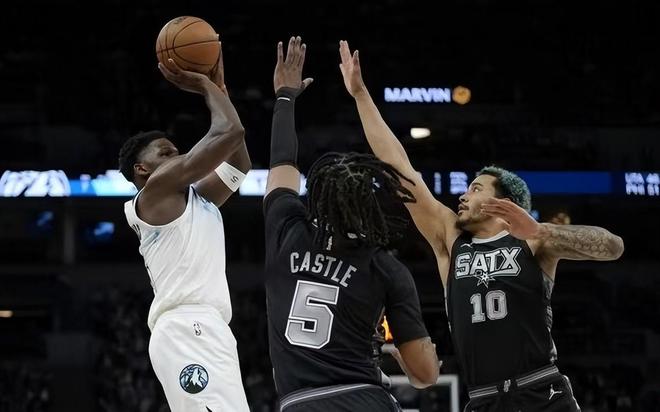 3人空砍20+，马刺队末节崩盘！华子32+6却7失误，他们真需要哈登