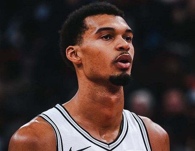 布伦森轰40+8仍无缘今日最佳！对不起，你碰到不讲理的文班亚马了