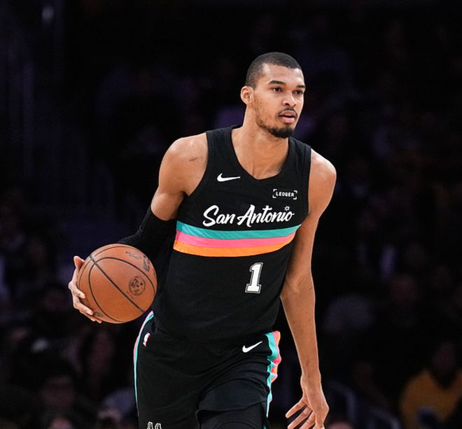 西部排名又变了：马刺高歌猛进，火箭坐收好礼，2队排名互换