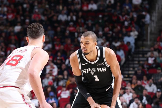 连丢12球！全队13分，被文班亚马一人打爆！火箭队硬战能力成隐患