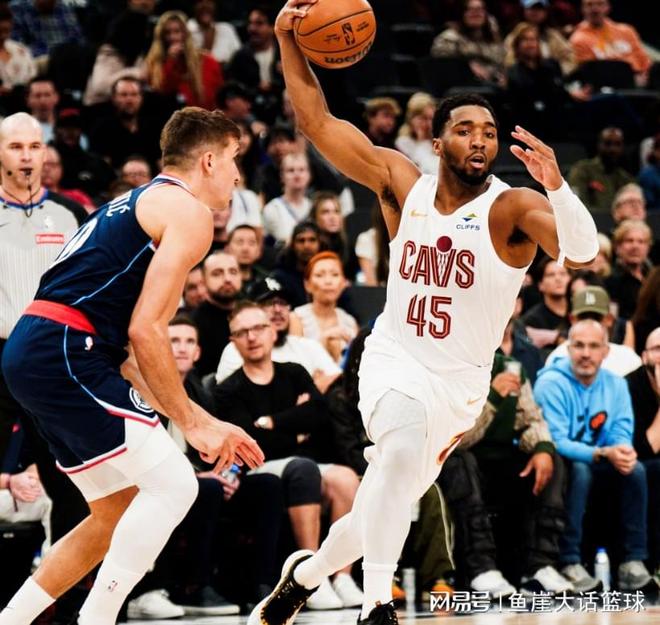 骑士大胜！米切尔29+9全队第一，伦纳德25+7创纪录，湖人旧将低效