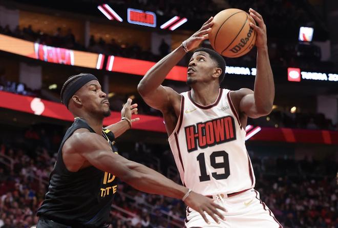 场均4+1！勇士队签下火箭旧将！发展联盟场均18分，获双向合同