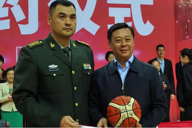 55岁刘玉栋现状：成福建篮协会长，依旧壮硕，家庭幸福美满