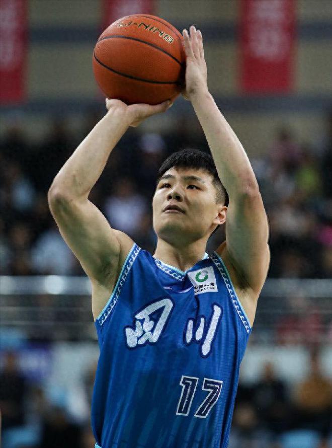 CBA榜眼合同到期！场均只有3.5分，曾以为是下一个赵继伟