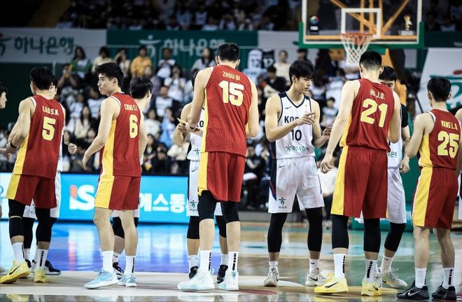 外线从39.9%到20.4%，男篮两场惨败18分，郭士强无奈承认现实